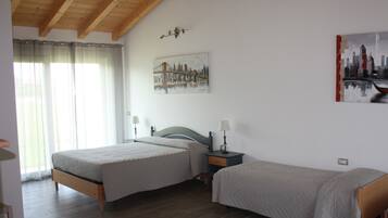 Familien-Dreibettzimmer, eigenes Bad, Gartenblick | Zimmersafe, Verdunkelungsvorhänge, kostenloses WLAN, Bettwäsche