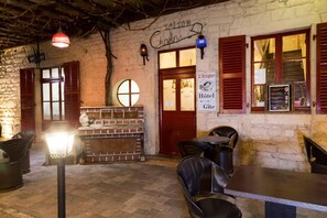 Terrace/patio - Hôtel L'Edgar (Port-Lesney)