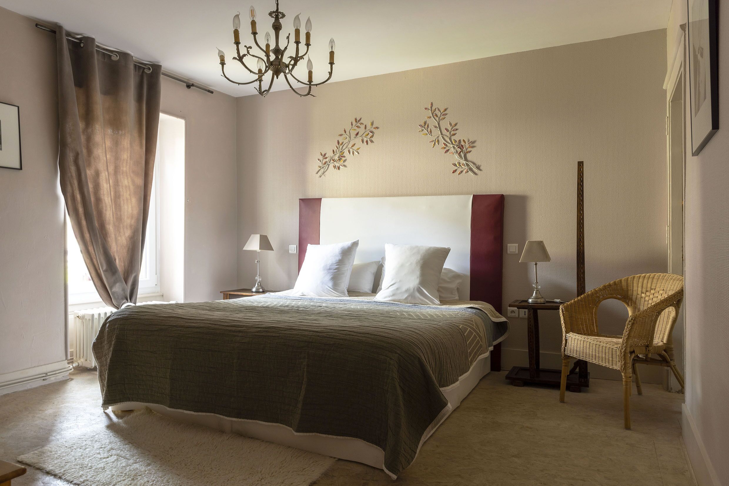 Luxe beddengoed, een bureau, een strijkplank/strijkijzer