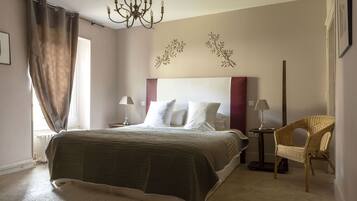 Luxe beddengoed, een bureau, een strijkplank/strijkijzer