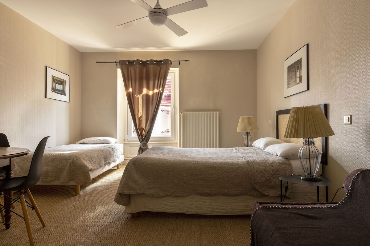 Biancheria da letto di alta qualità, una scrivania, ferro/asse da stiro