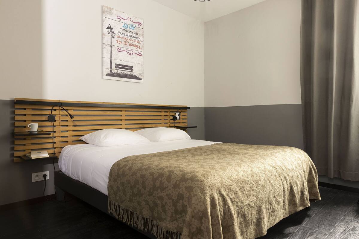 Premium bedding, desk, iron/ironing board (on request)