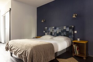 Premium bedding, desk, iron/ironing board, free wired internet - Hôtel L'Edgar (Port-Lesney)