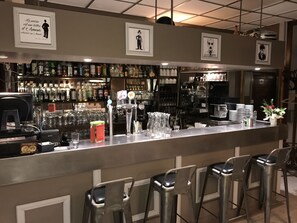 Bar (on property) - Hôtel L'Edgar (Port-Lesney)