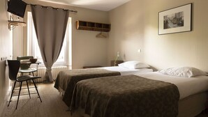 Premium bedding, desk, iron/ironing board (on request) - Hôtel L'Edgar (Port-Lesney)