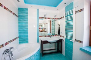 Apartment, 2 Bedrooms, 2 Bathrooms (Azure) | Bathroom | Free toiletries, hair dryer, towels - Apartamenty SaltApart (Wieliczka)