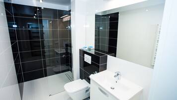 Apartment, 2 Bedrooms, 2 Bathrooms (Azure) | Bathroom | Free toiletries, hair dryer, towels