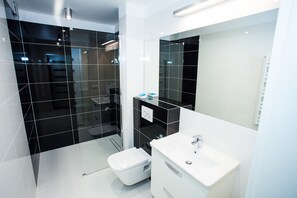 Apartment, 2 Bedrooms, 2 Bathrooms (Azure) | Bathroom - Apartamenty SaltApart (Wieliczka)