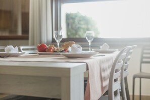 Superior Apartment, 2 Bedrooms, Patio, Ocean View | In-room dining