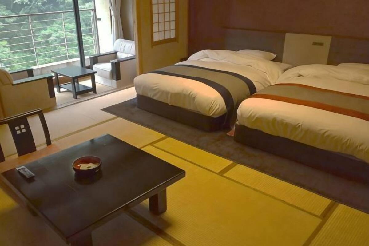 Cofres nos quartos, escrivaninha, roupa de cama