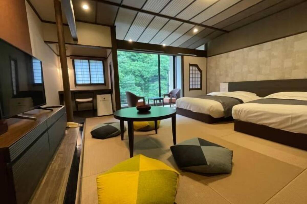 Cofres nos quartos, escrivaninha, roupa de cama
