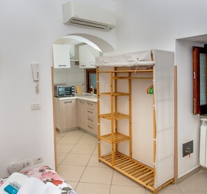 Estudio | Minibar, decoración individual, mobiliario individual y escritorio