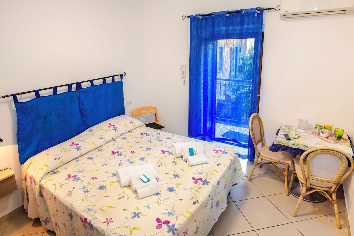 Economy Room | 1 bedroom, minibar, individually decorated, individually furnished