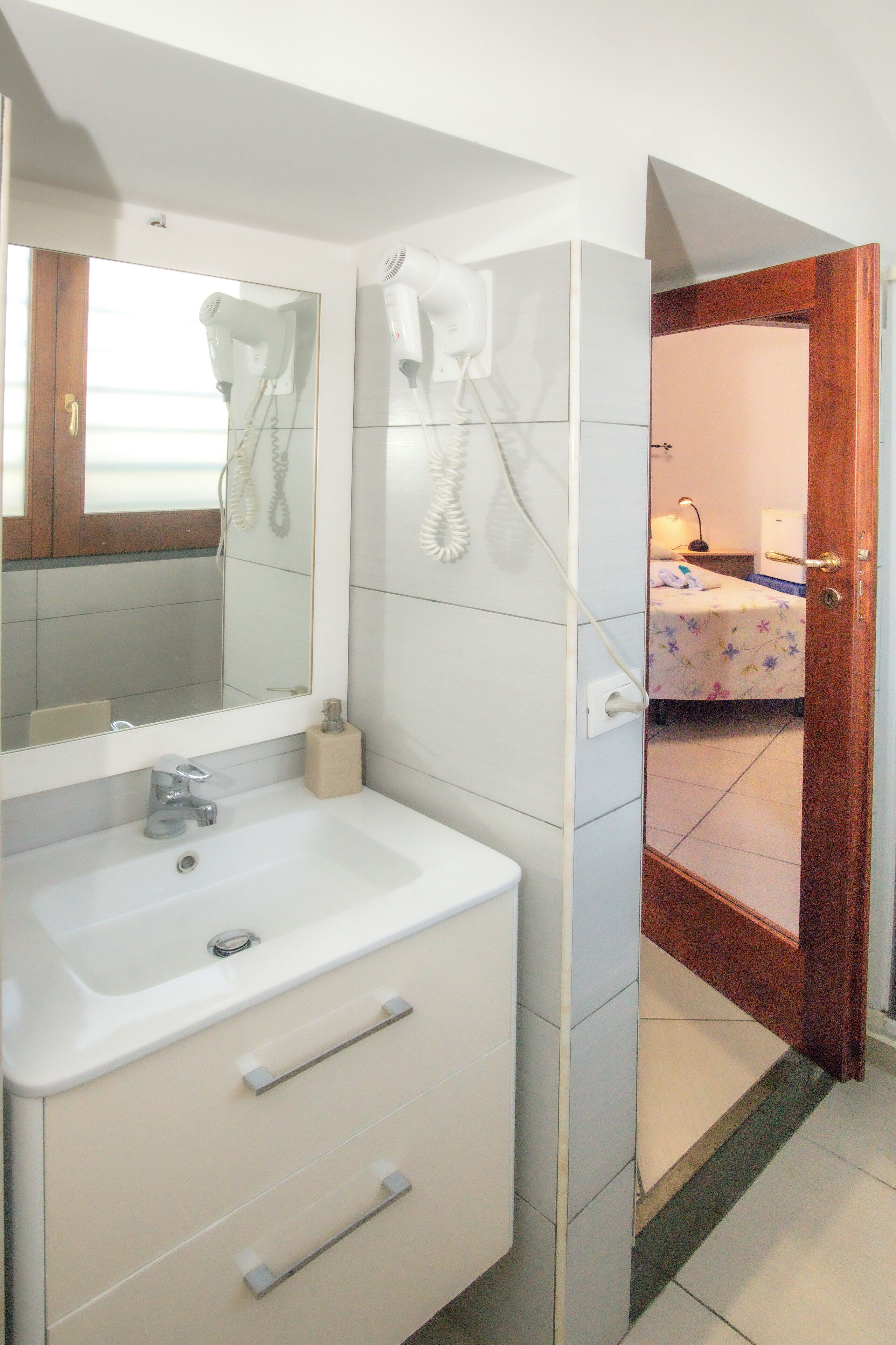 Economy Room | Bathroom | Shower, free toiletries, hair dryer, towels