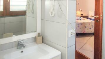 Economy Room | Bathroom | Shower, free toiletries, hair dryer, towels
