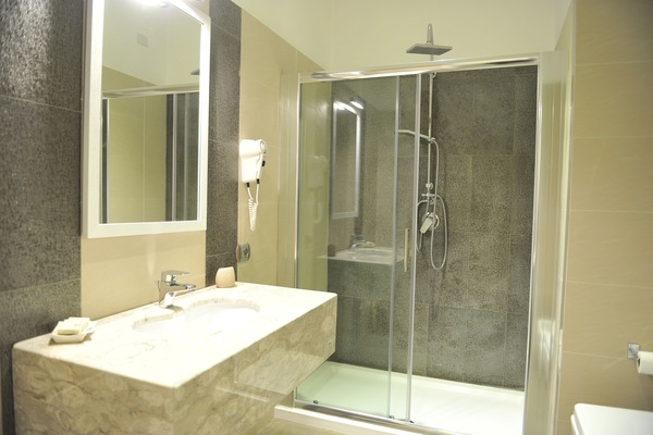 Triple Room | Bathroom | Shower, free toiletries, hair dryer, towels