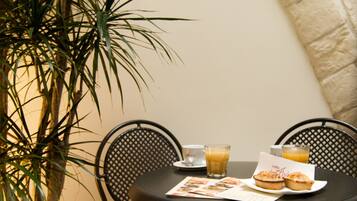 Suite clásica, 1 habitación, baño privado | Terraza o patio