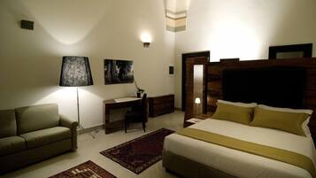 Suite Deluxe, 1 habitación, balcón, vista a la ciudad | Artículos del minibar gratis y caja de seguridad en la habitación