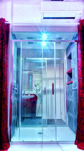 Suite | Bathroom shower
