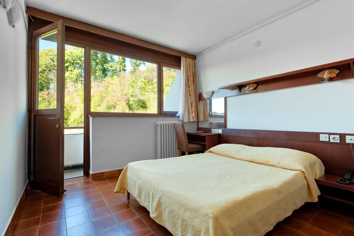 Double Room Single Use | Peti besi dalam bilik, meja, katil bayi/kot (percuma) 