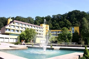Una piscina techada, una piscina al aire libre