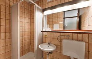 Doppelzimmer | Badezimmer | Dusche, kostenlose Toilettenartikel, Handtücher