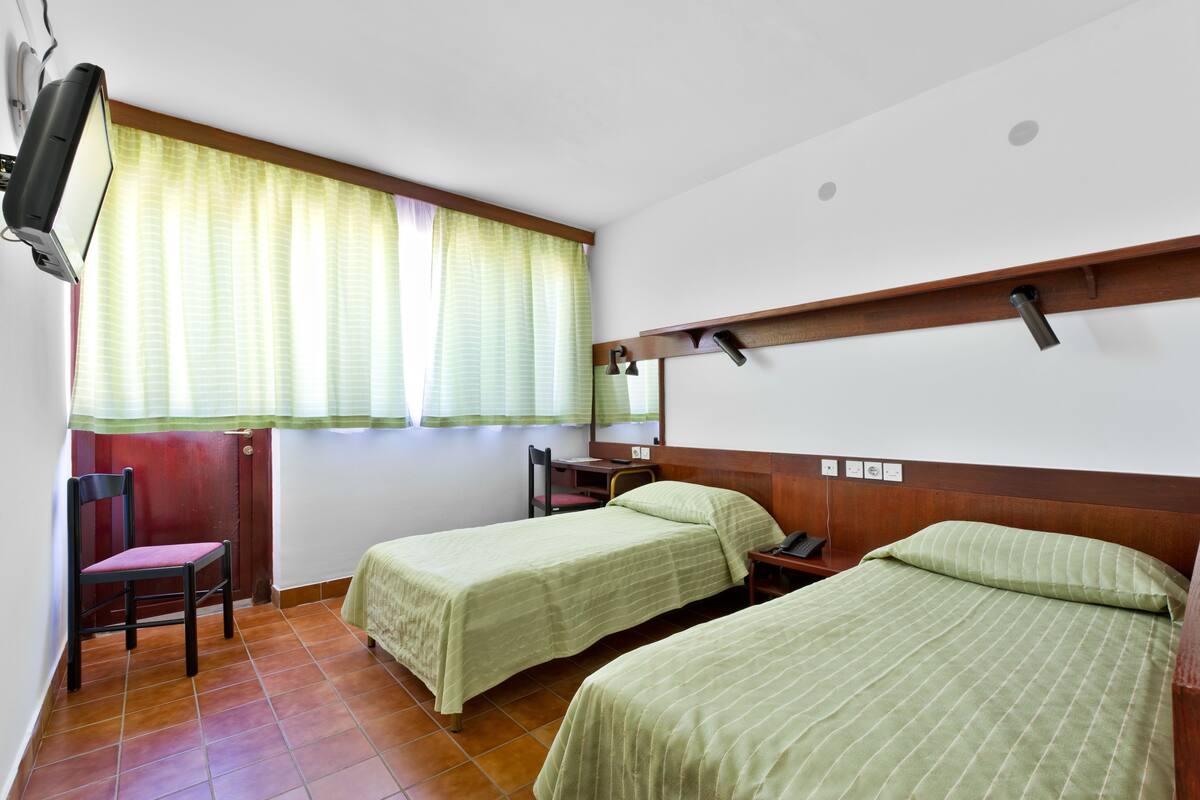 Double Room | Peti besi dalam bilik, meja, katil bayi/kot (percuma) 