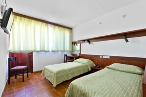 Double Room | Peti besi dalam bilik, meja, katil bayi/kot (percuma)