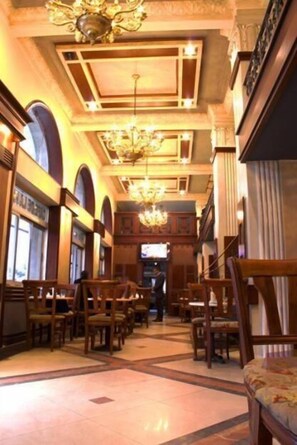 供應早餐、午餐、晚餐；本地及多國菜；海灘景