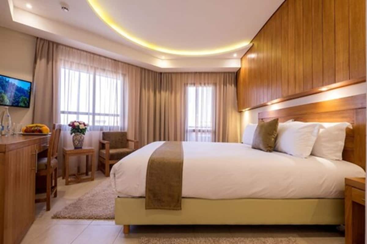 Roba de llit d'alta qualitat, minibar i caixa forta a l'habitació 