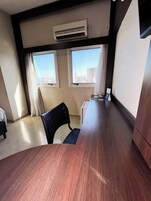 Quarto duplo executivo | Frigobar, cofres nos quartos, escrivaninha