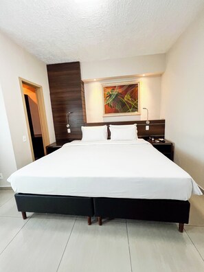 Minibar, caja de seguridad en la habitación y escritorio 