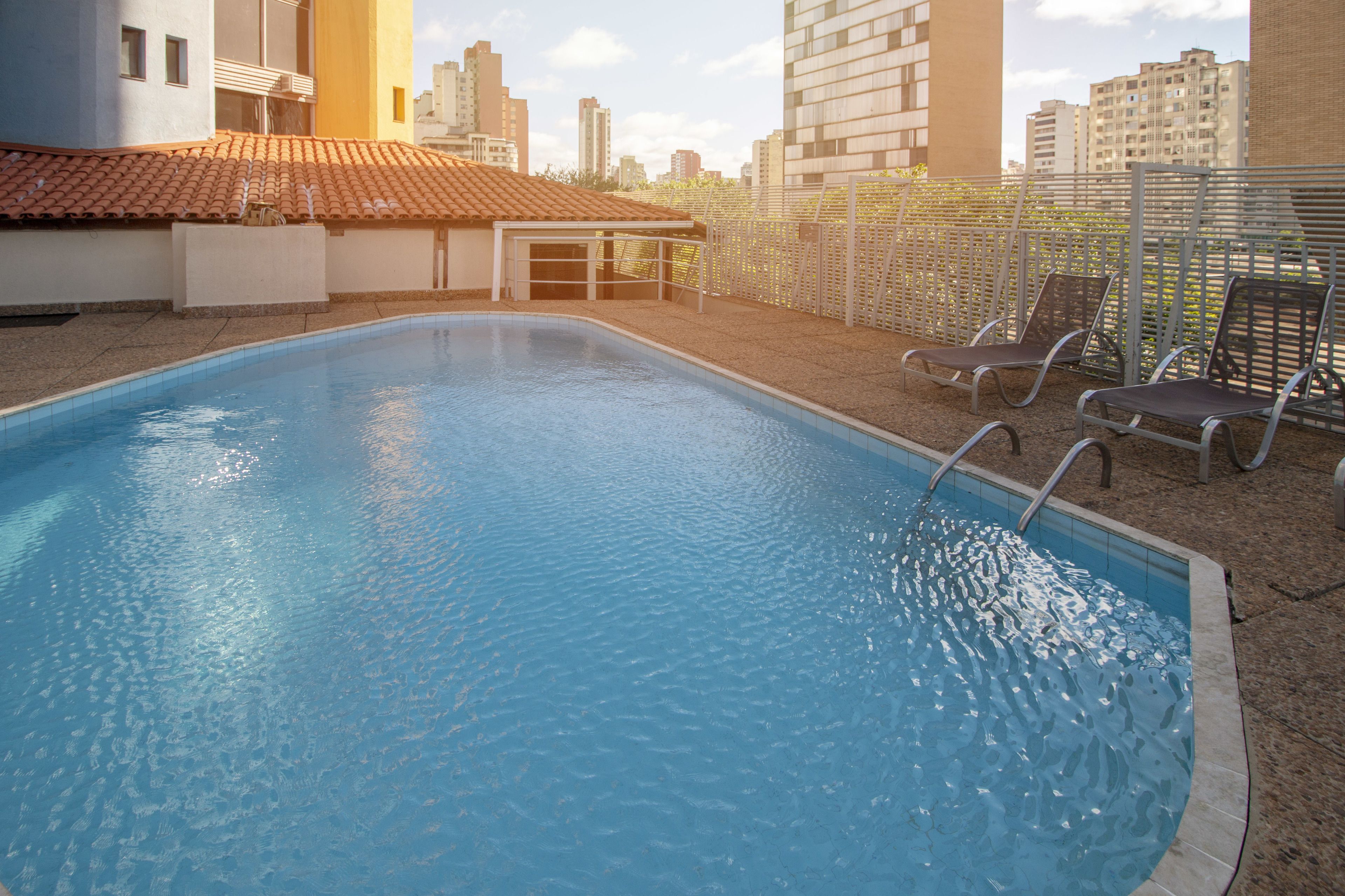 Piscina externa, espreguiçadeiras