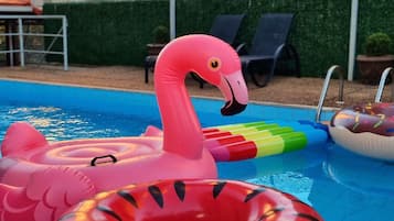 Piscina externa, espreguiçadeiras