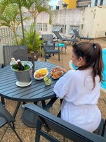 Piscina externa, espreguiçadeiras