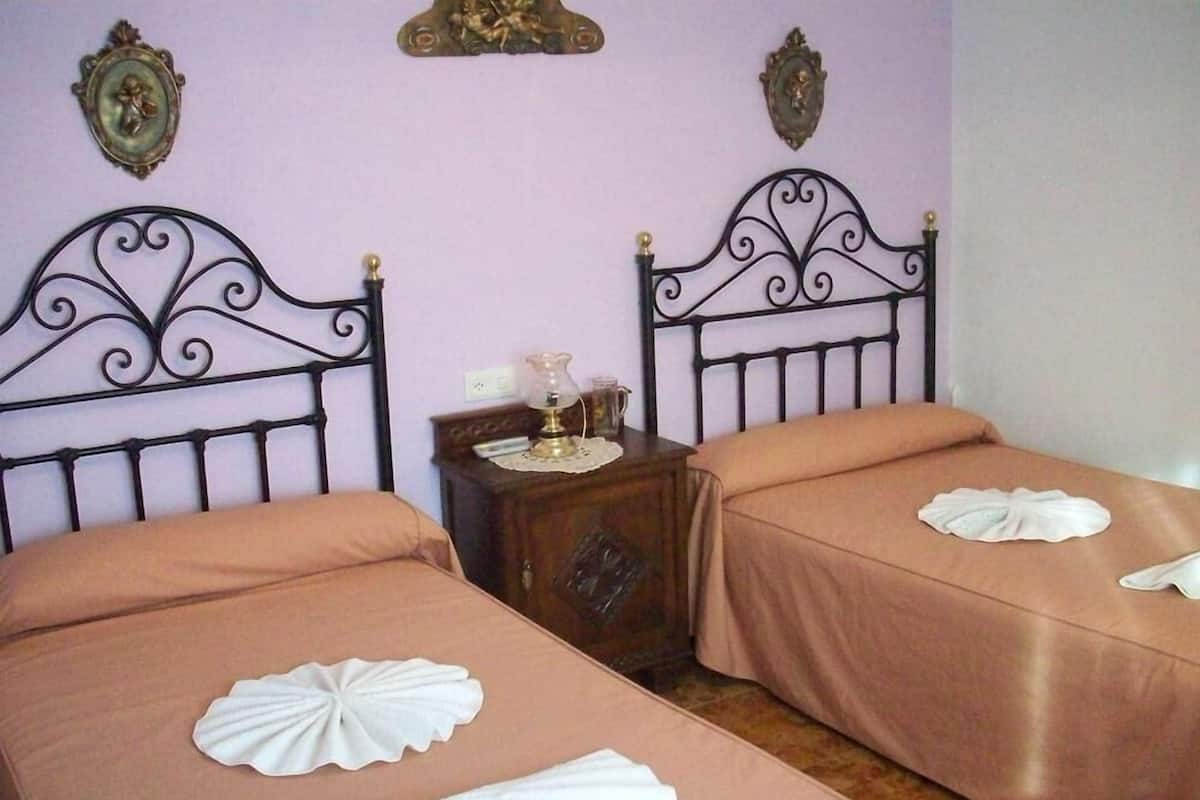 Escritorio, cortinas blackout, cunas y camas plegables/adicionales