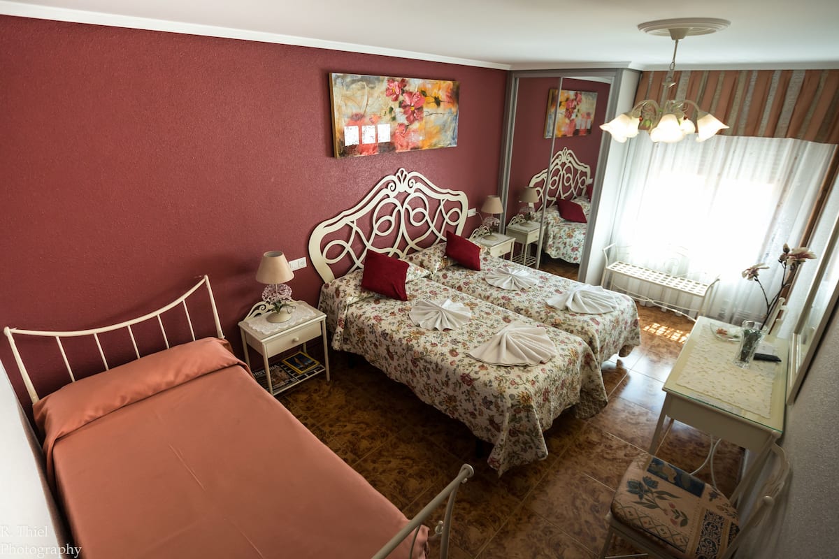 Escritorio, cortinas blackout, cunas y camas plegables/adicionales