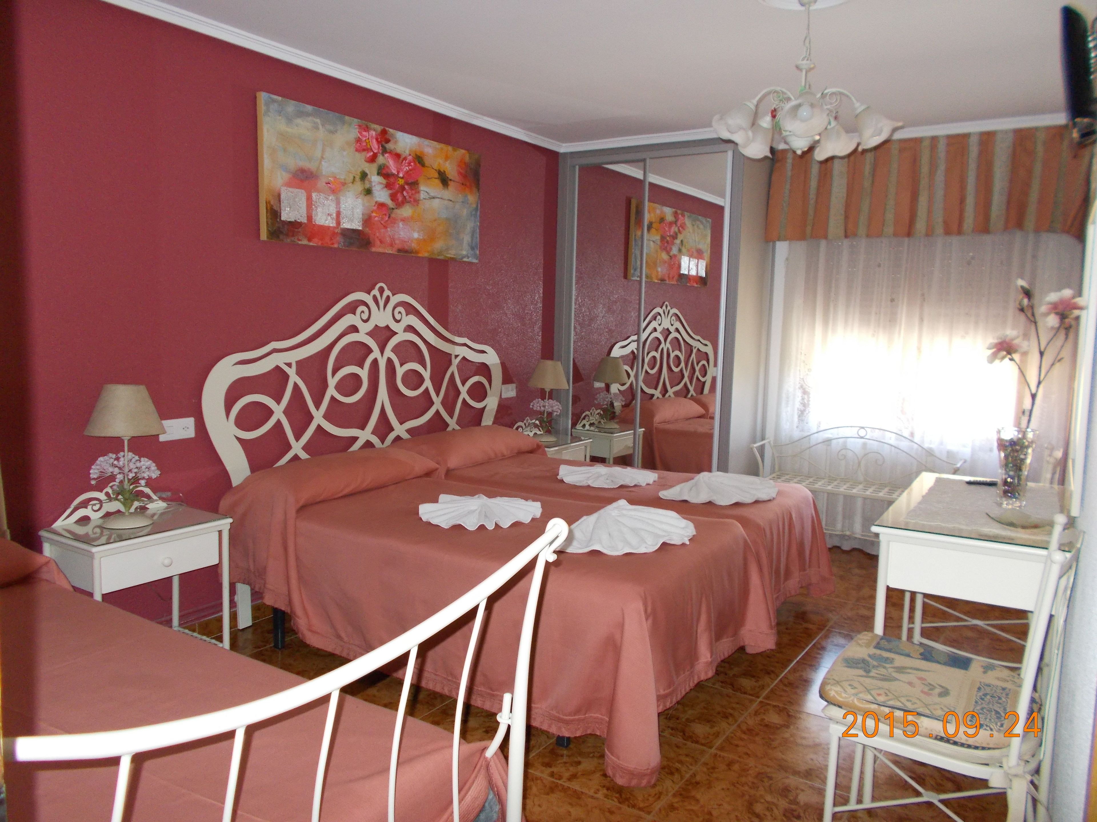 Klassieke driepersoonskamer | Een bureau, verduisterende gordijnen, babybedden, extra bedden