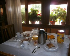 Daily continental breakfast for a fee - Hostal Camino de Santiago (Fromista)