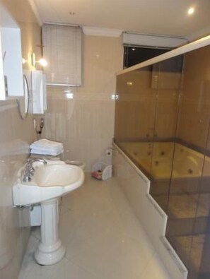 Luxury Suite, 1 Bedroom, Bathtub | Bathroom
