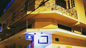 Un edificio de varios pisos con un cartel que indica