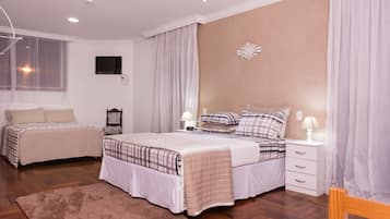 Suíte família, várias camas, no mezanino | Frigobar, cortinas blackout, ferros/tábuas de passar roupa