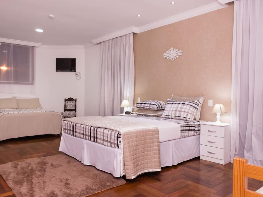 Suite familiar, varias camas, mezzanine | Minibar, cortinas blackout, tabla de planchar con plancha y wifi gratis