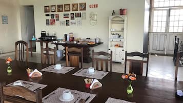 Café da manhã com buffet grátis todos os dias