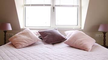 Dobbeltrom – comfort | Skrivebord, skrivebord for bærbar PC, blendingsgardiner og lydisolert