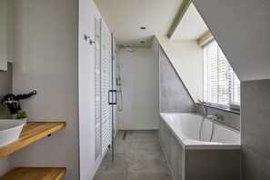 Luxury-Doppelzimmer | Badezimmer | Kostenlose Toilettenartikel, Haartrockner, Handtücher