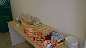 Petit déjeuner buffet (5 EUR par personne)
