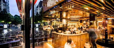 Déjeuner et dßner servis sur place, spécialités Cuisine allemande