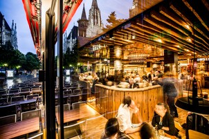 供应午餐和晚餐，德国菜