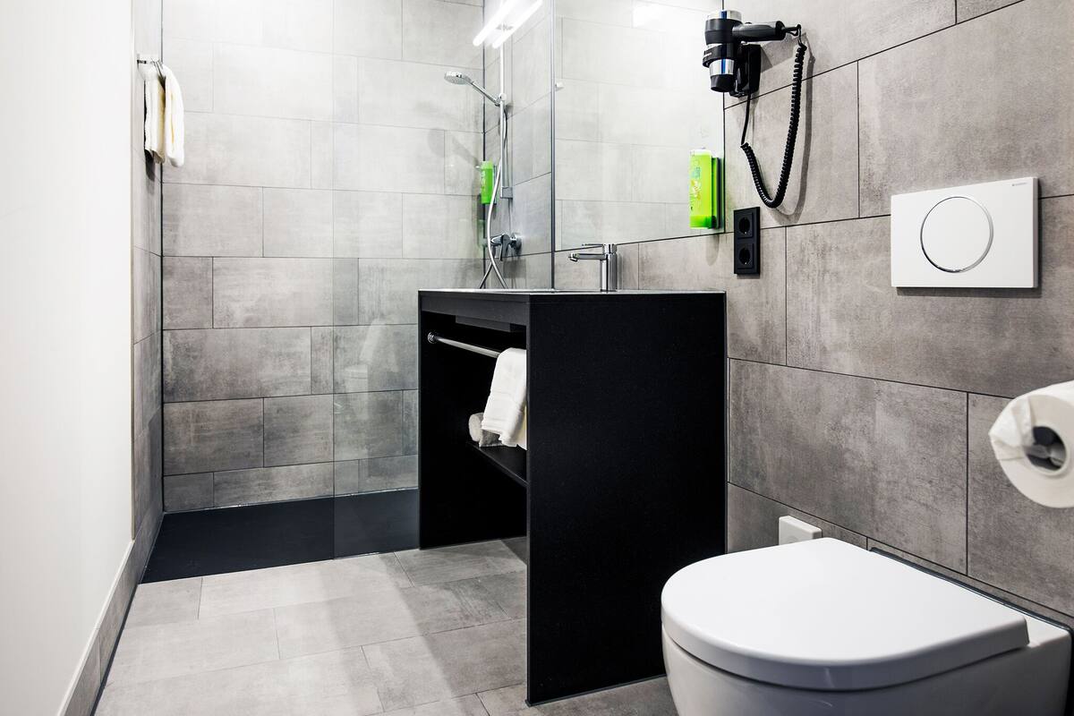 shower, hair dryer, heated floors, towels